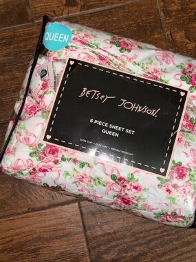 Betsey Johnson Floral Queen Sheet Set floral with bows
